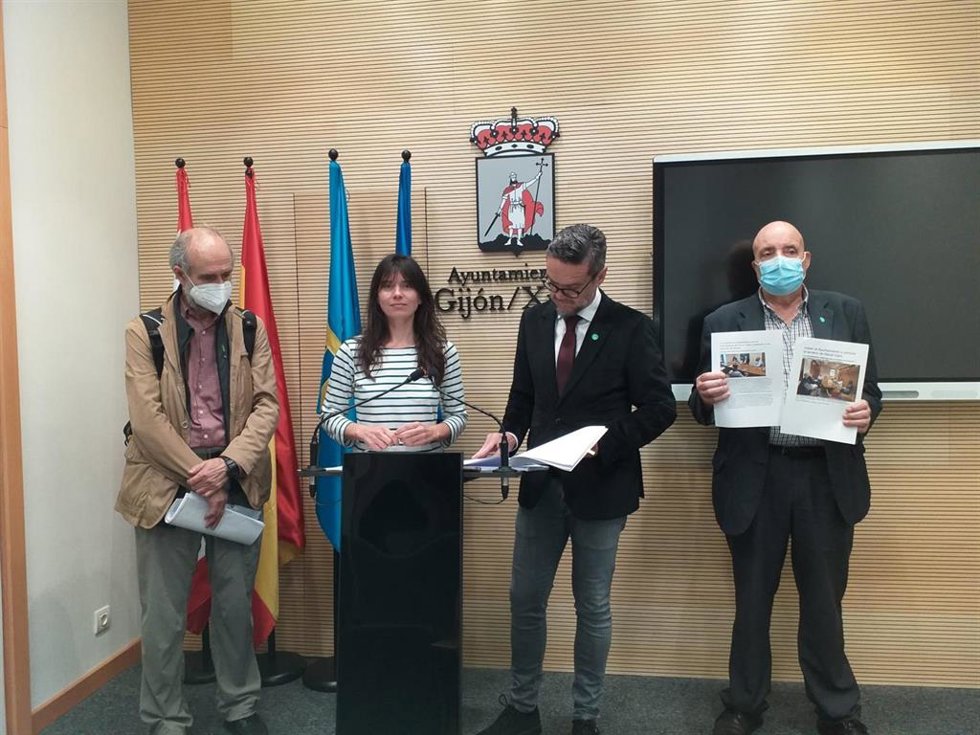 El abogado Javier Calzadilla y la portavoz Podemos-Equo Xixón, Laura Tuero, en rueda de prensa en el Ayuntamiento de Gijón, acompañados de de Juan Manuel Martínez Morala y Ramón González, ex trabajadores de Naval Gijón