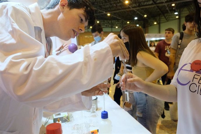 Uno de los expositores de la US en la Feria de la Ciencia que se celebra en Fibes.