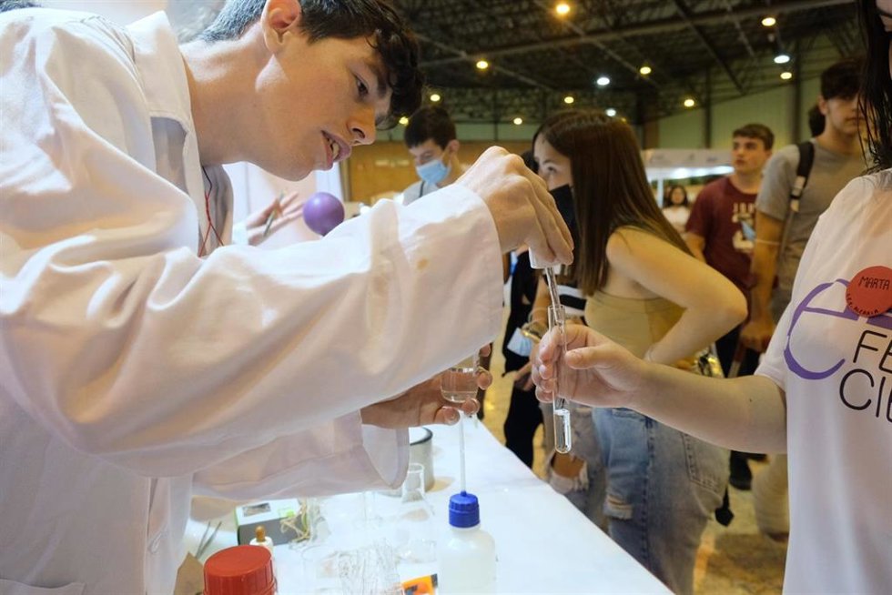 Uno de los expositores de la US en la Feria de la Ciencia que se celebra en Fibes.