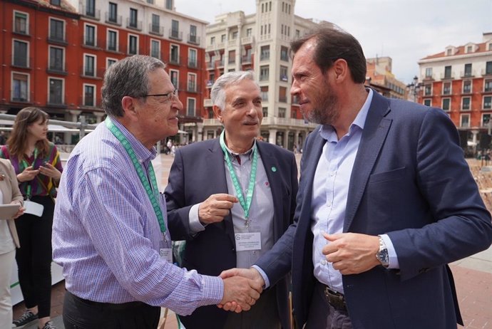 El alcalde de Valladolid, Óscar Puente, saluda al expresidente de la AECC de Valladolid Javier Arroyo, en presencia del actual presidente, Artemio Domínguez.
