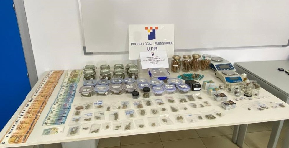 Efectos intervenidos en un local de fumadores de Fuengirola sobre el que pesaba una orden de cierra y donde los agentes de la Policía Local se incautaron de droga