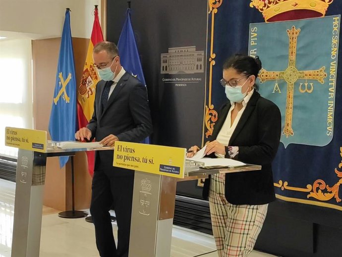 Archivo - Rueda de prensa del consejero de Salud, Pablo Fernández Muñiz, y la gerente del Sespa, Concepción Saavedra.