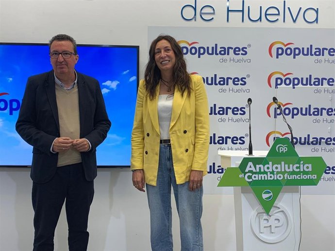 La secretaria general del PP-A, Loles López, acompañada por el presidente provincial del PP de Huelva, Manuel Andrés González, en una imagen de archivo.
