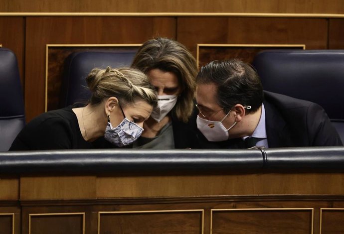 Archivo - (I-D) La vicepresidenta de Trabajo y Economía Social, Yolanda Díaz; la vicepresidenta para la Transición Ecológica y el Reto Demográfico, Teresa Ribera; y el ministro de Asuntos Exteriores, Unión Europea y Cooperación, José Manuel Albares