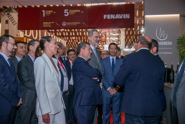 Su Majestad el Rey Felipe VI visita el estand de El Progreso en la inauguración de la XI edición de la Feria Nacional del Vino.