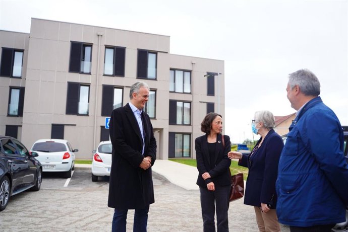 El vicepresidente segundo y conseller de Vivienda de la Generalitat Valenciana, Héctor Illueca; la consejera de Derechos Sociales, Melania Álvarez; la alcaldesa de Muros de Nalón, Carmen Arango; el director general de Vivienda, Fermín Bravo.