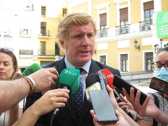 El alcalde de Badajoz, Ignacio Gragera, atiende a los medios de comunicación.