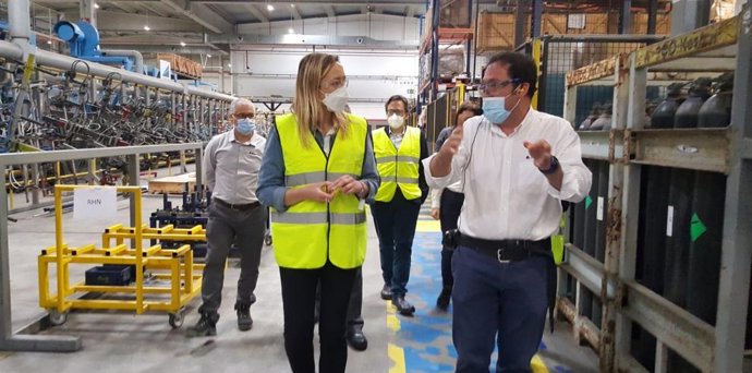 La consejera de Economía, Marta Gastón, en su visita a Magna, en Pedrola (Zaragoza).