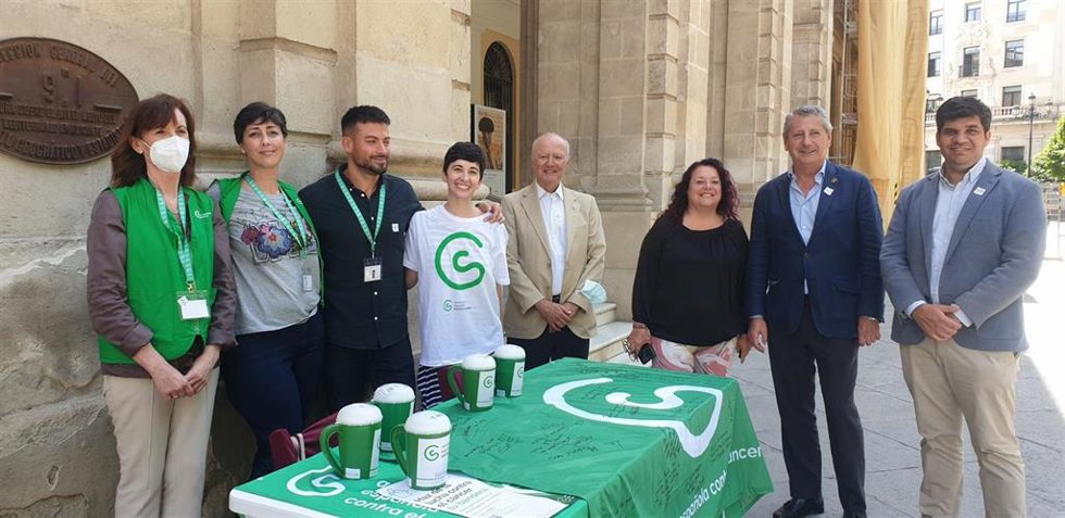 [Sevilla] Campaña Asociación Española Contra El Cáncer Haz De La Lucha Tu Bandera. Nota De Prensa Y Fotografía.