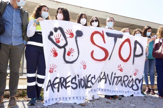 Varias personas con una pancarta que reza 'Stop Agresiones a Sanitarios' se manifiestan en el centro de Salud Los Castros, a 8 de mayo de 2022, en Santander, Cantabria, (España). 