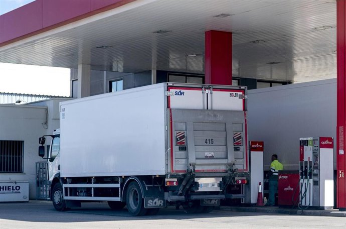 Archivo - Un camión reposta en una gasolinera