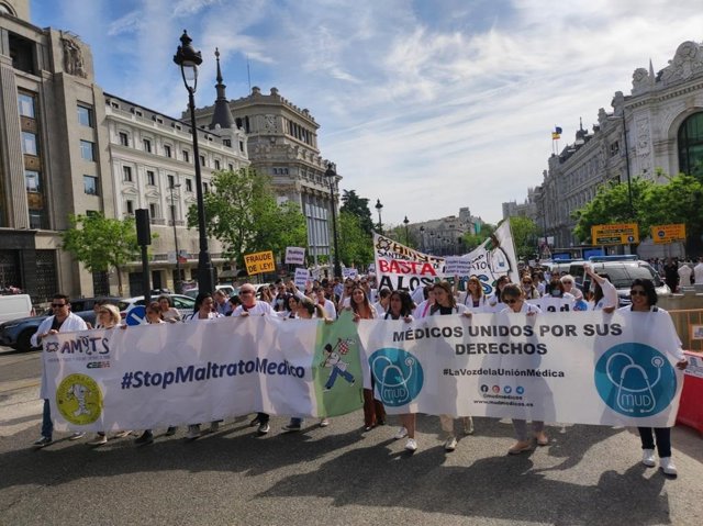 Marcha de médicos de los hospitales públicos madrileños en el tercer día de huelga