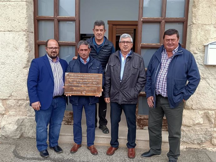 Alberto Izquierdo (izquierda), junto al alcalde de Bello y representantes municipales y provinciales, con la placa conmemorativa.