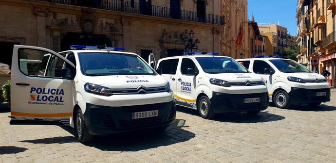 El Ayuntamiento de Palma incorpora tres nuevos furgones para la Policía Local.