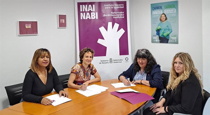 La directora gerente del INAI, Eva Istúriz, firma el convenio con representantes de Acción contra la Trata