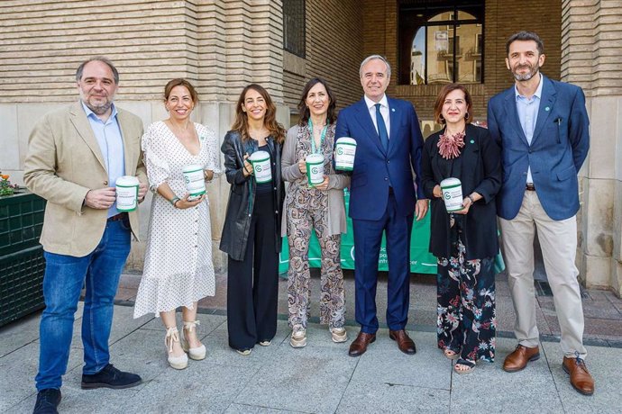 El alcalde de Zaragoza, Jorge Azcón, y la vicepresidenta de la AECC, Mercedes Pinilla, en la cuestación anual de la Asociación Española de lucha Contra el Cáncer (AECC)