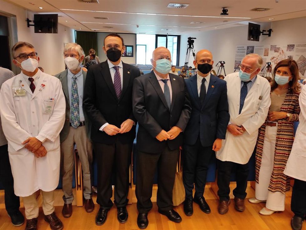 El consejero de Salud y Familias, Jesús Aguirre (centro), entre otras autoridades, en la presentación la pasada semana de los resultados del estudio Cordioprev.