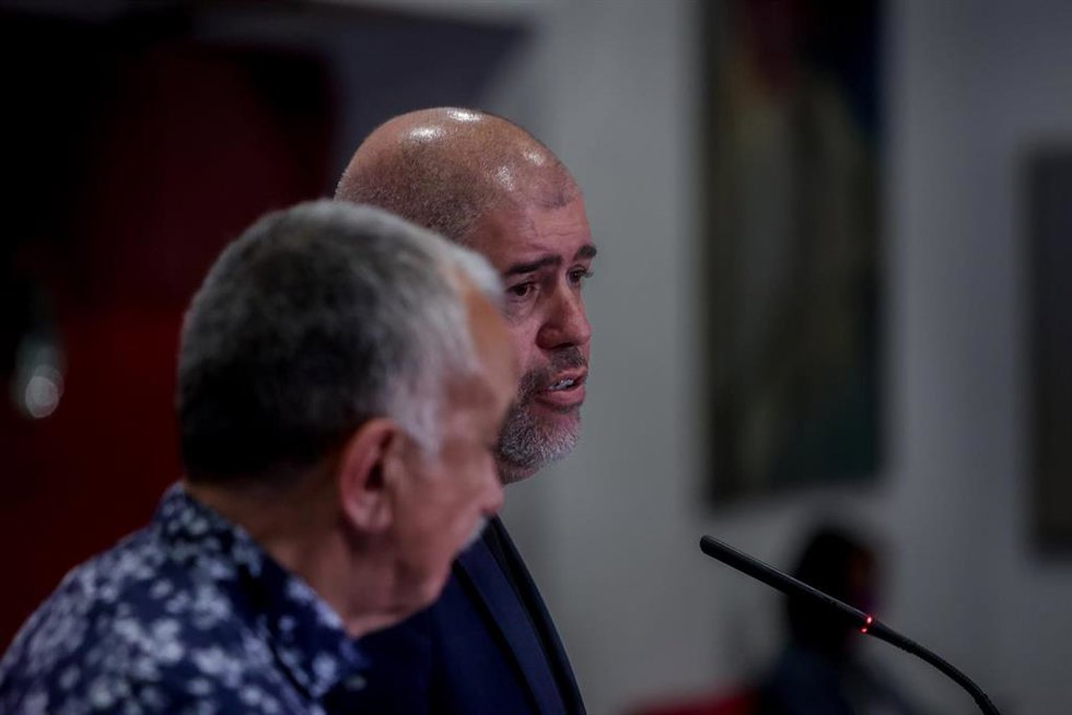 El secretario general de Comisiones Obreras (CCOO), Unai Sordo (al fondo), y el líder de UGT, Pepe Álvarez (en primer término), durante una rueda de prensa este jueves, 12 de mayo