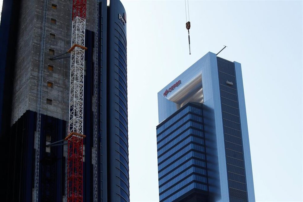 Archivo - Torre Cepsa junto a la nueva Torre Caleido en Madrid, cuyas obras de construcción continúan a pesar del estado de alarma y de las restricciones impuestas que, por ahora, no afectan a esta construcción, en Madrid (España) a 26 de marzo de 2020.