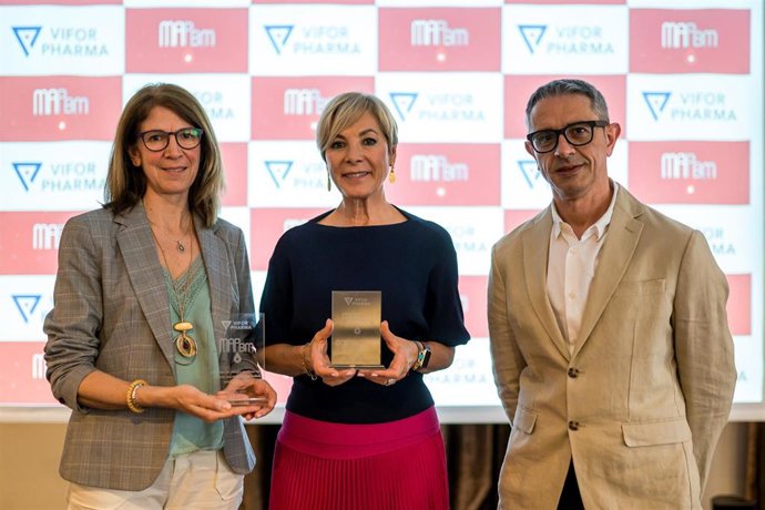 Inés Plaja, jefa de Servicio de Anestesia y Reanimación, del Hospital García Orcoyen de Estella; Yolanda Montenegro, directora gerente del Área de Salud de Estella, y Gabriel Cerdán, adjunto al Servicio de Anestesia y coordinador del proyecto.