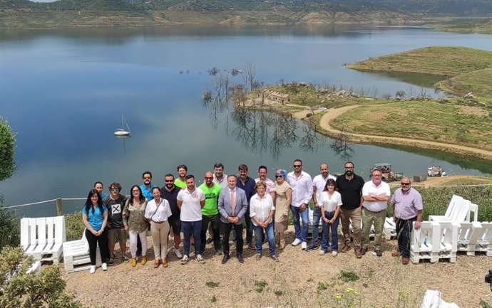 El delegado de Turismo de la Junta en Córdoba, Ángel Pimentel (centro), junto a otras autoridades y empresarios, en la playa de interior del pantano de La Breña, en la localidad de Almodóvar del Río.