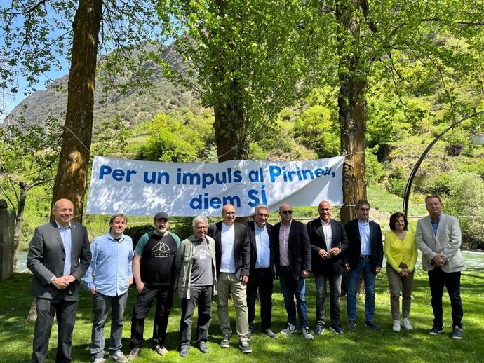Representantes de las organizaciones empresariales que firman el manifiesto en defensa de la candidatura de los Juegos Olímpicos de Invierno Pirineos-Barcelona 2030, este martes en Escaló (Lleida)