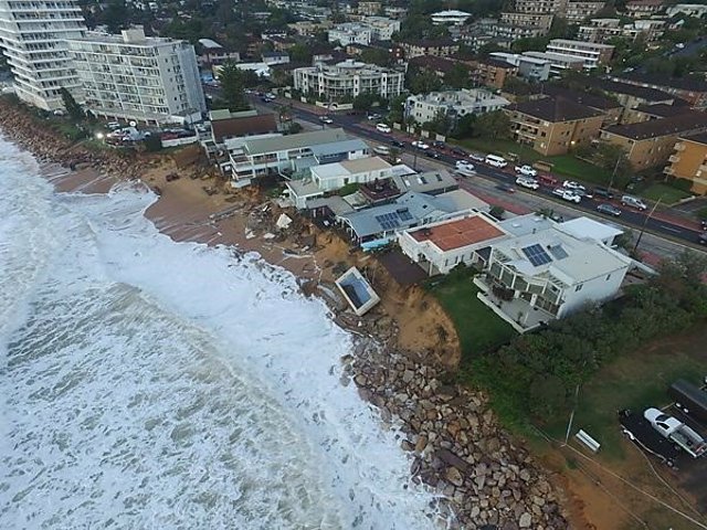 Los daños causados en la playa de Narrabeen en Sydney a raíz de una tormenta de 2016