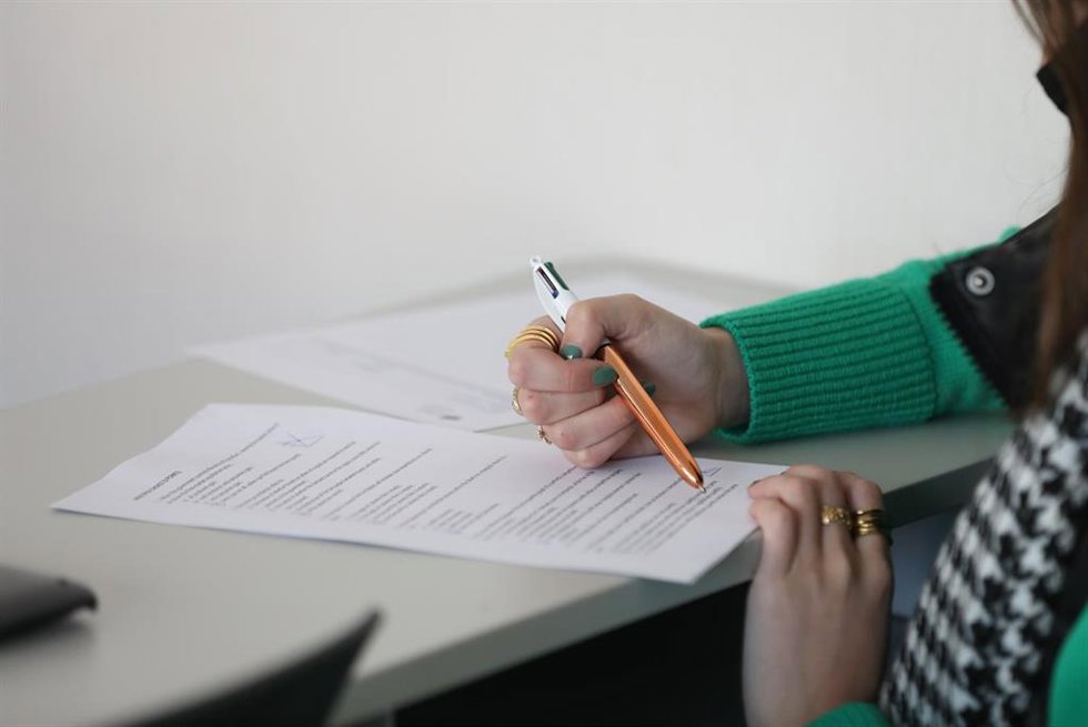 Archivo - Una alumna de la Facultad de Ciencias económicas de la Universidad CEU San Pablo realiza un examen.