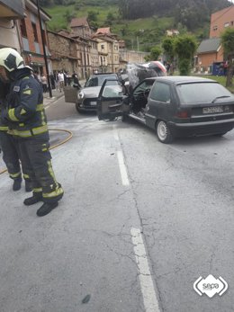 Extinción de un turismo tras un accidente en Ujo, Mieres