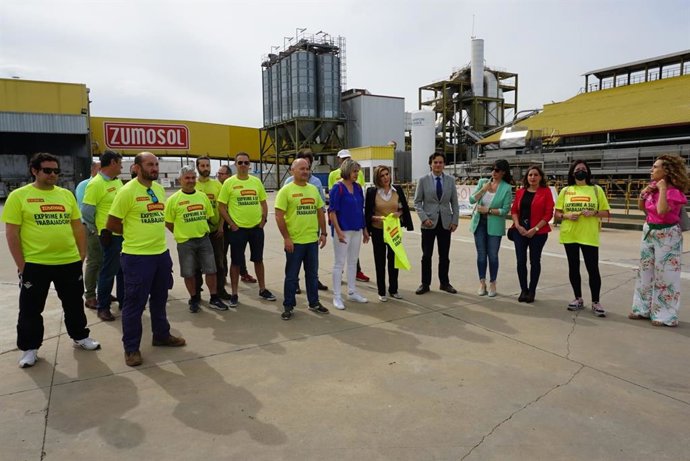 Rocío Blanco y Marina Borrego (centro), con empleados de Zumosol y responsables de la Consejería de Empleo.