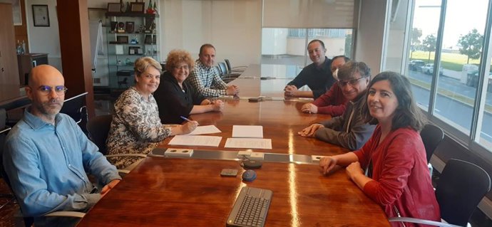 Momento de la firma de la adhesión.