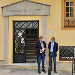 Enrique Barchino y Antonio Jesús Carrascosa, ante el Ayuntamiento de Ítrabo