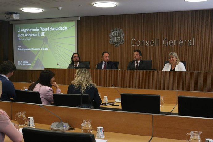 El secretari d'estat d'Afers Europeus, Landry Riba i el cap de govern d'Andorra, Xavier Espot, en la comissió legislativa de política exterior, presidida pel cap de l'oposició, Pere López.