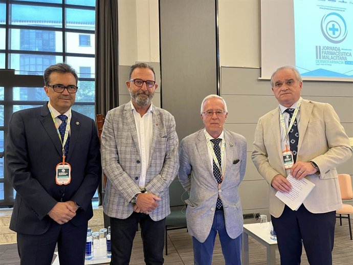 Manuel E. García, vocal de Dermofarmacia del Colegio de Farmacéuticos; Carlos Bautista, delegado de Salud y Familias; Ángel Martín, vicepresidente del Colegio y Antonio Mingorance, presidente del Consejo Andaluz de Colegios de Farmacéuticos