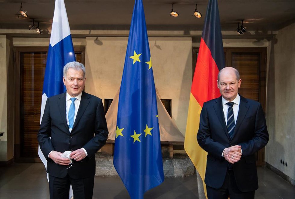 Archivo - El presidente de Finlandia, Sauli Niinisto (I), junto con el canciller alemán, Olaf Scholz (D), durante un encuentro en Munich, Alemania