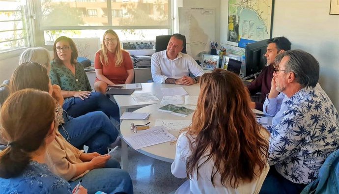 La Asociación de Vecinos de Son Rapinya y representantes del CIDE, durante la reunión con el Ayuntamiento de Palma.