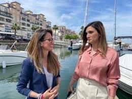 La cabeza de lista del PSOE por Huelva al Parlamento de Andalucía, María Márquez, y la alcaldesa de Ayamonte, Natalia Santos.