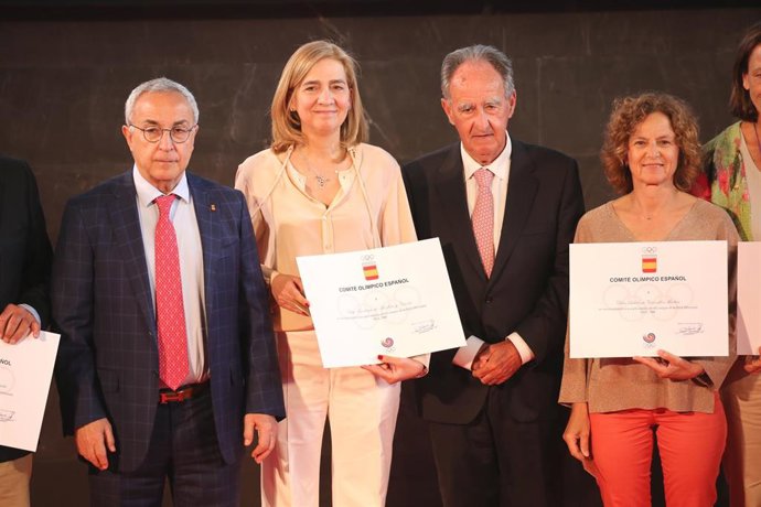 El presidente del Comité Olímpico Español, Alejandro Blanco (i), y la Infanta Cristina durante el acto del COE en el que se ha rendido un homenaje a los deportistas españoles que participaron en los Juegos Olímpicos de Calgary y Seúl 1988.