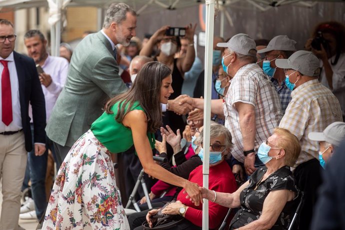 La Reina Letizia y el Rey Felipe VI, saludan al público a su llegada a la comarca cacereña de Las Hurdes, con motivo del centenario de la visita que realizó el Rey Alfonso XIII a esta zona, a 12 de mayo de 2022, en Pinofranqueado, Cáceres, Extremadura (