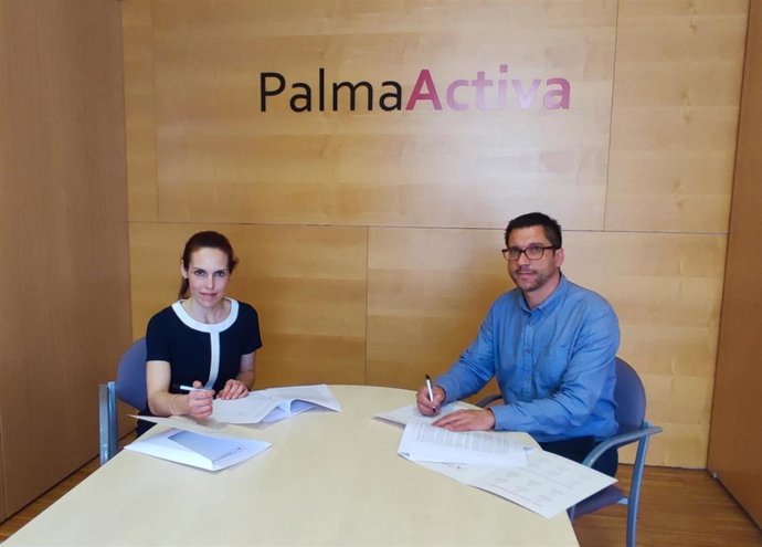 El regidor de Promoción Económica y Empleo del Ayuntamiento de Palma, Rodrigo Romero, y la directora de Cultura y Personas de OK Mobility Group, Teresa Comino.