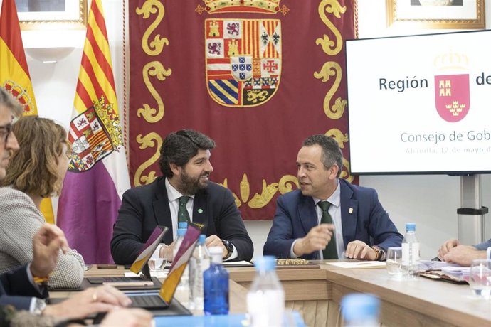 El jefe del Ejecutivo regional, Fernando López Miras, preside la reunión del Consejo de Gobierno celebrada en el Ayuntamiento de Abanilla acompañado por el alcalde del municipio, José Antonio Blasco