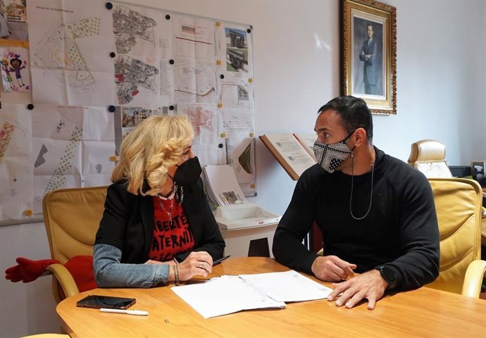 La alcaldesa de Castilleja de la Cuesta, Carmen Herrera, y el delegado de Desarrollo Local, David Garrido.