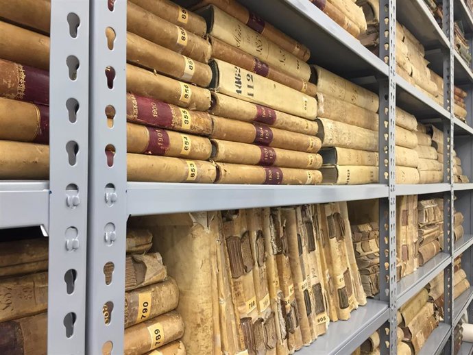 Legajos históricos en un archivo.