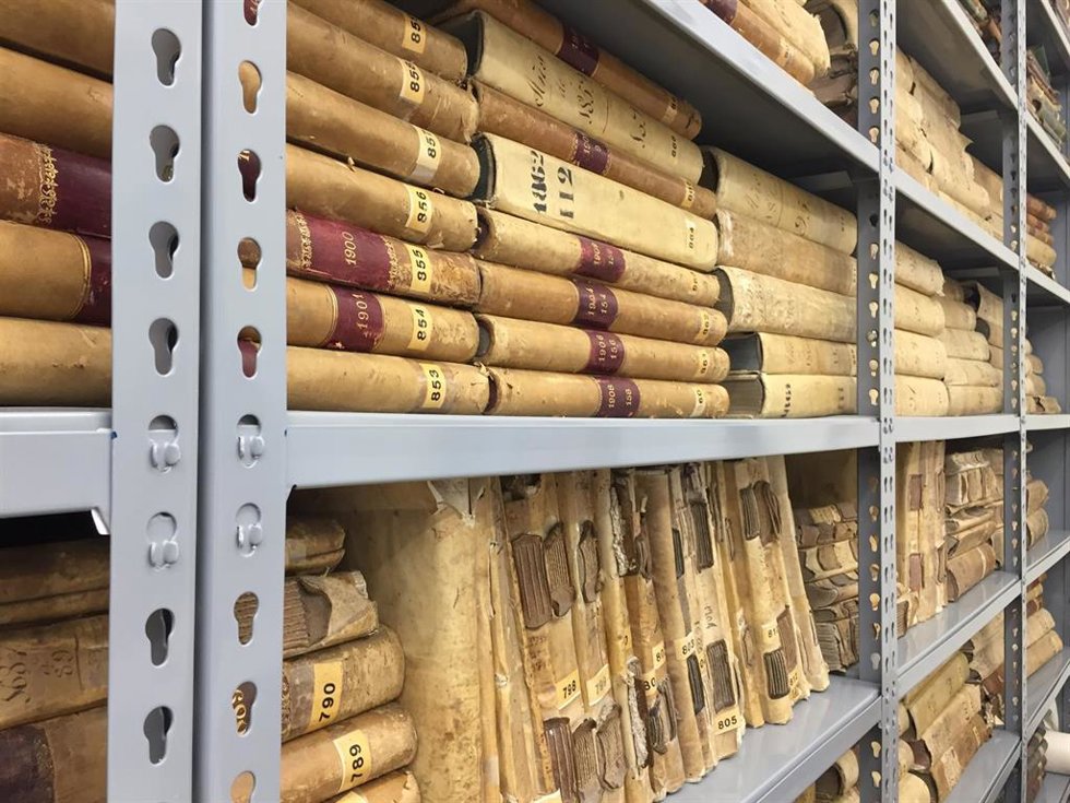 Legajos históricos en un archivo.