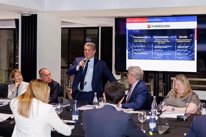 El presidente del FC Barcelona, Joan Laporta, en una visita de grupos de inversión para conocer el 'Espai Bara'