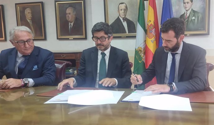 Los representantes de la Autoridad Portuaria de Almería, Puertos del Estado y Salvamento Marítimo.