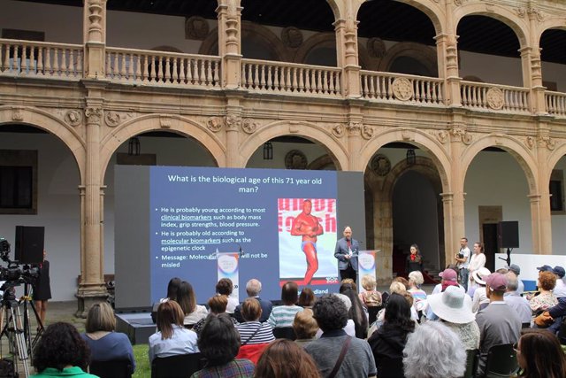 Una de las intervenciones del 'Age Open Science' en el Colegio Arzobispo Fonseca de Salamanca.