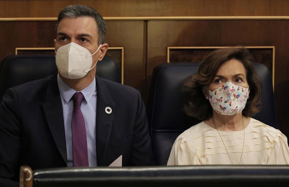 Archivo - El presidente del Gobierno, Pedro Sánchez, y la exvicepresidenta primera del Gobierno, Carmen Calvo, en una imagen de archivo. 