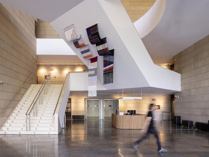 La intervención 'On weaving' de la artista Andrea Canepa en el vestíbulo del IVAM