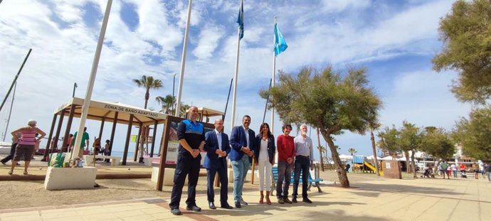 La delegada de Turismo con el alcalde de Mijas visitan playa de La Cala de Mijas